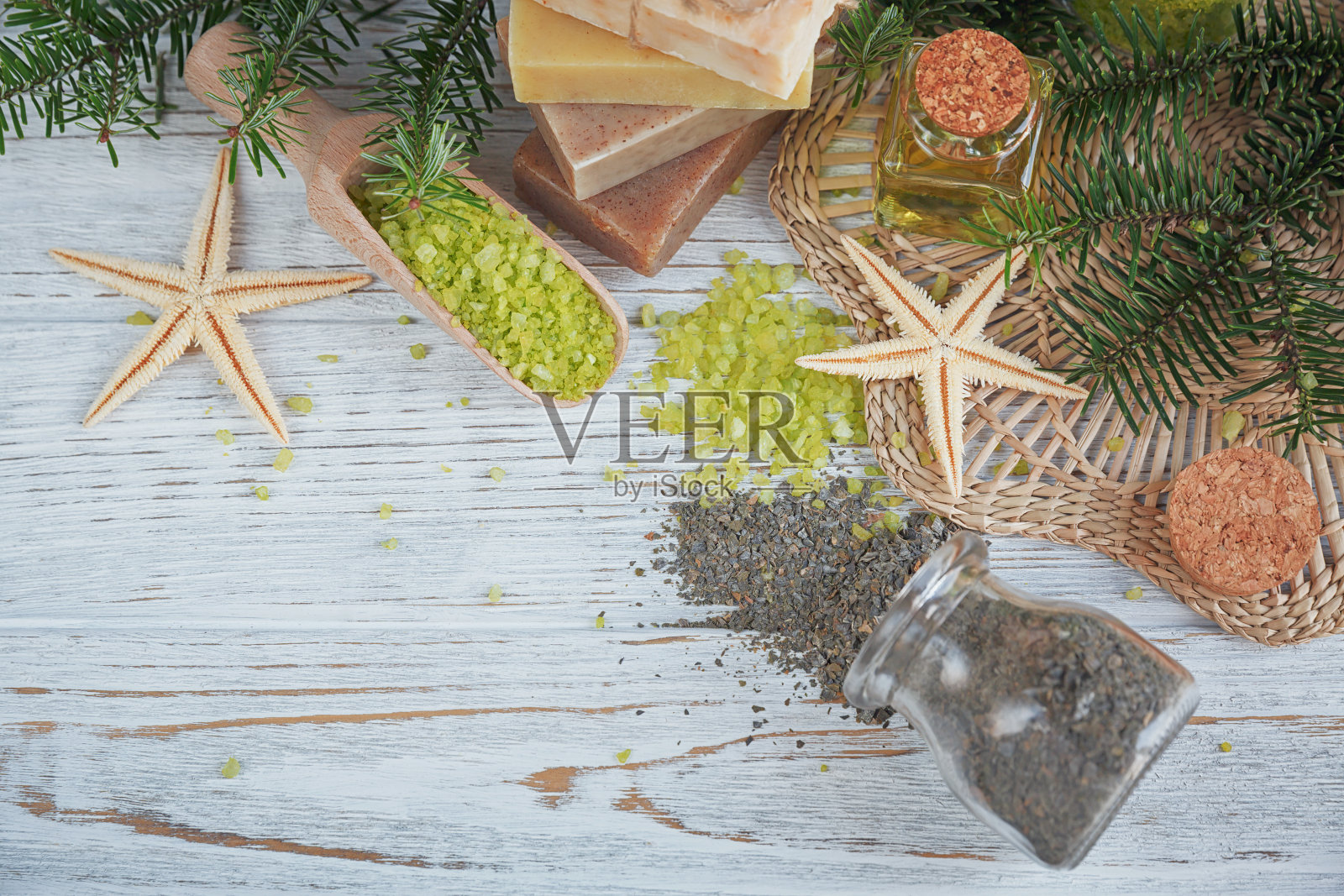 天然海盐和松木手工皂枝照片摄影图片