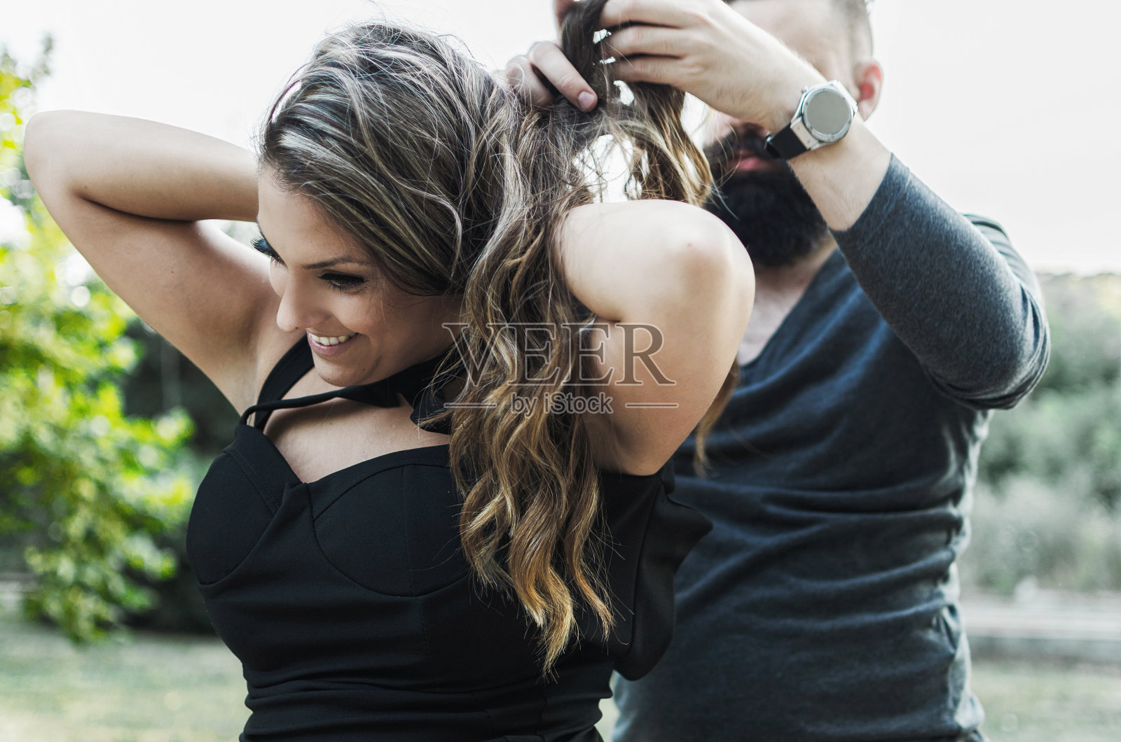 绅士帮妻子穿衣服照片摄影图片