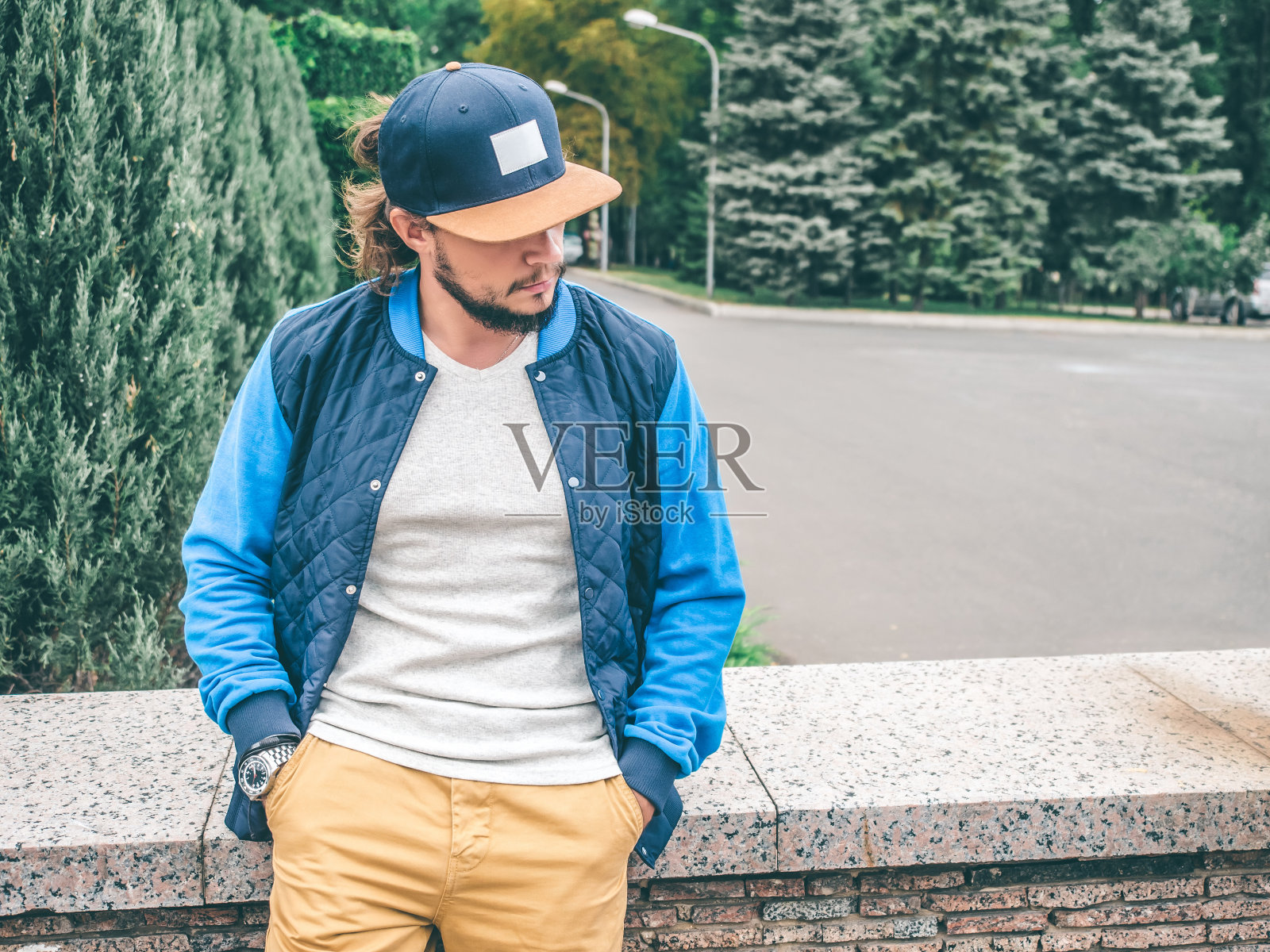 年轻的胡子男子的照片穿着蓝色夹克和空白灰色t恤模型，蓝色的帽子与标签。照片摄影图片