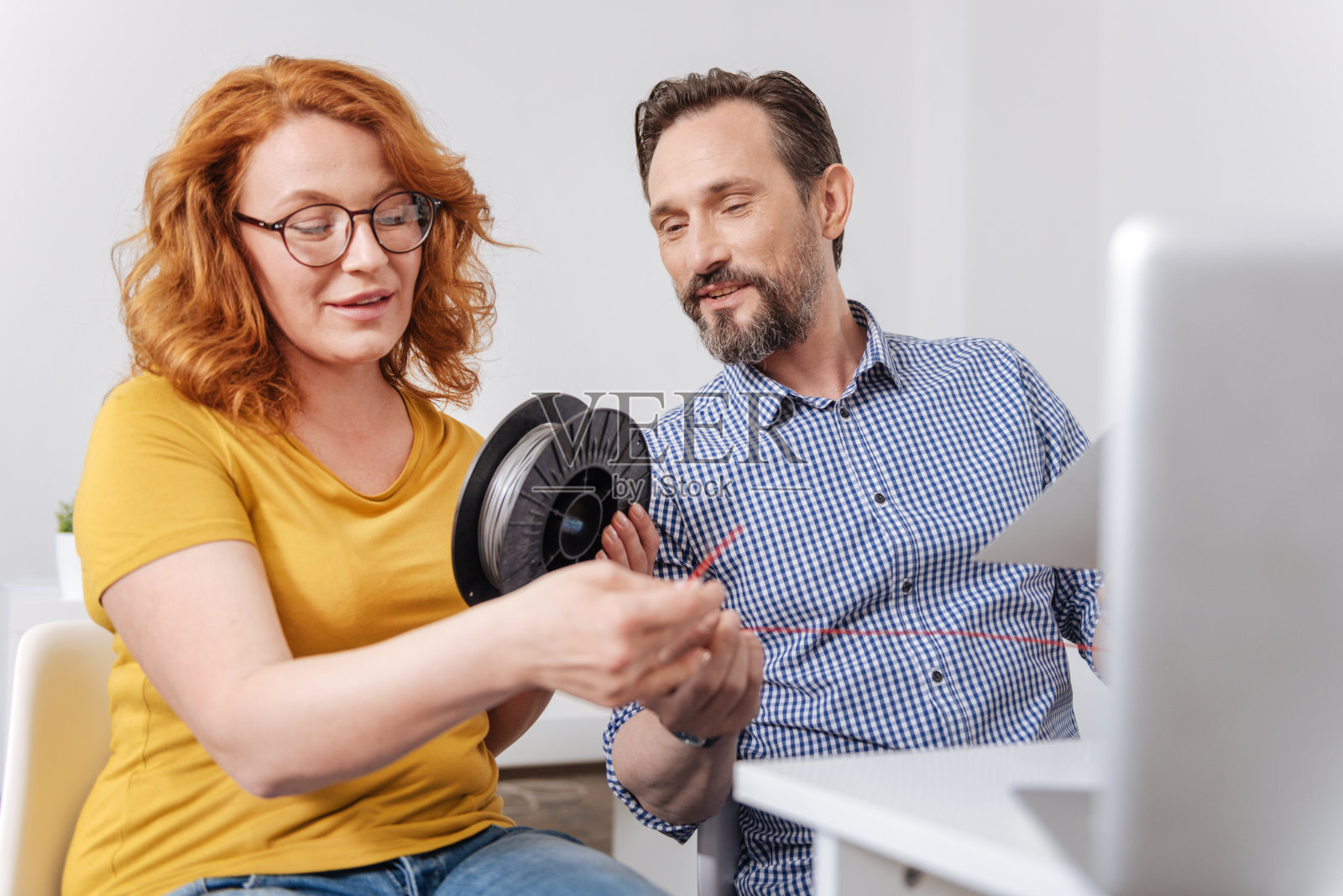 专业的3d设计师拿着灯丝照片摄影图片