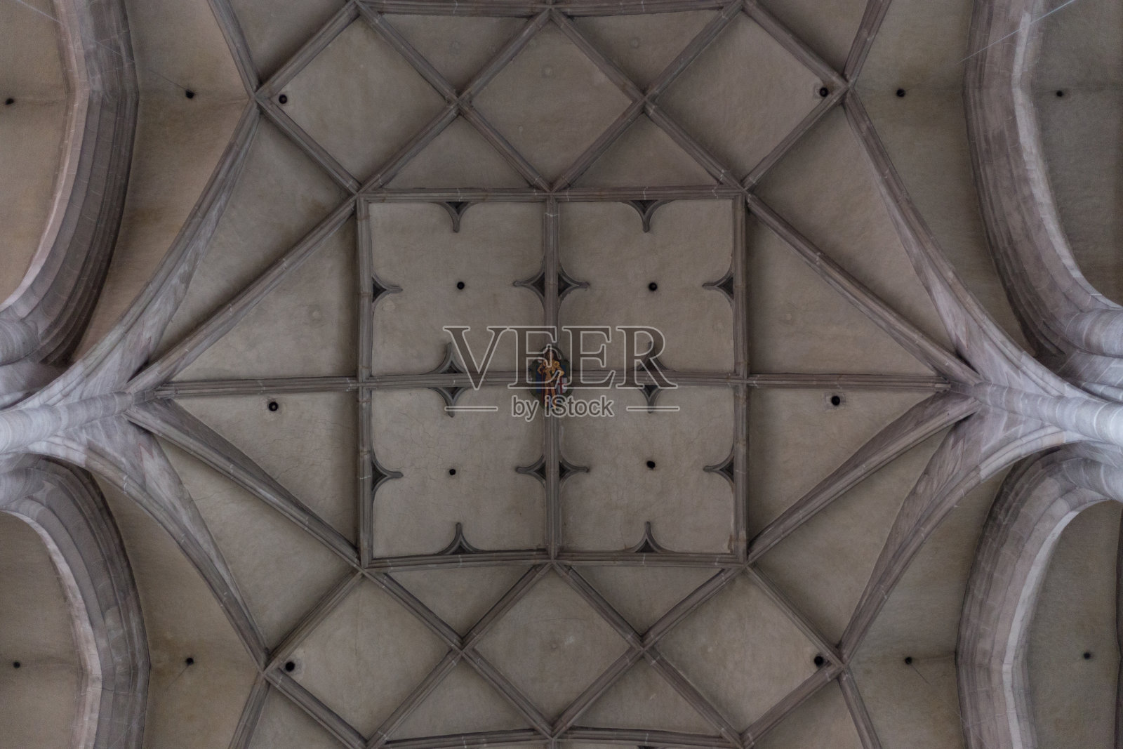 德国南部巴伐利亚历史城市教堂祭坛周围的宗教细节照片摄影图片