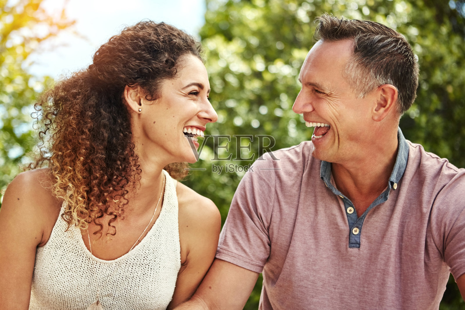 今天是充满爱和欢笑的一天照片摄影图片