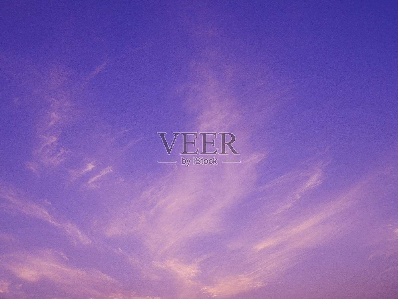 天空有戏剧性的多云日落和太阳照片摄影图片