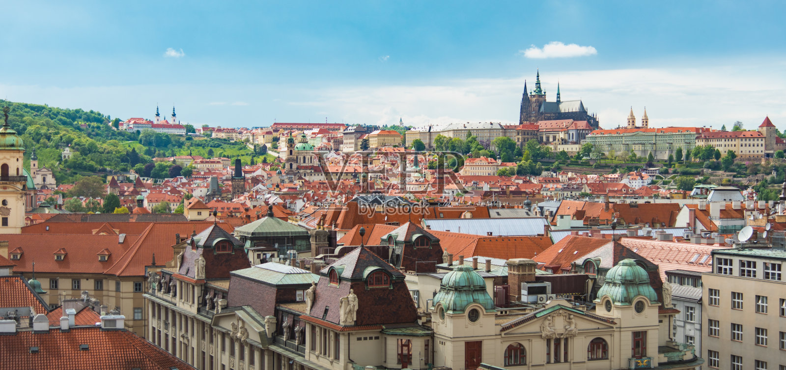 布拉格白天阴云密布的蓝天照片摄影图片