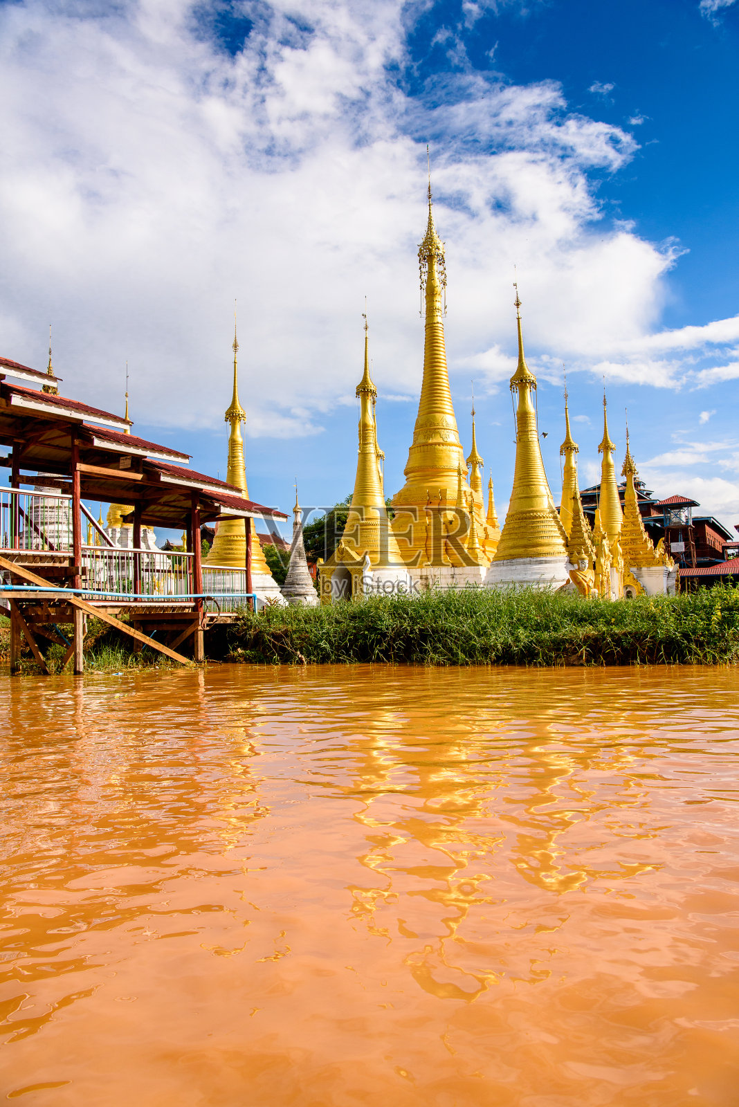 缅甸茵莱湖上的一座寺庙照片摄影图片