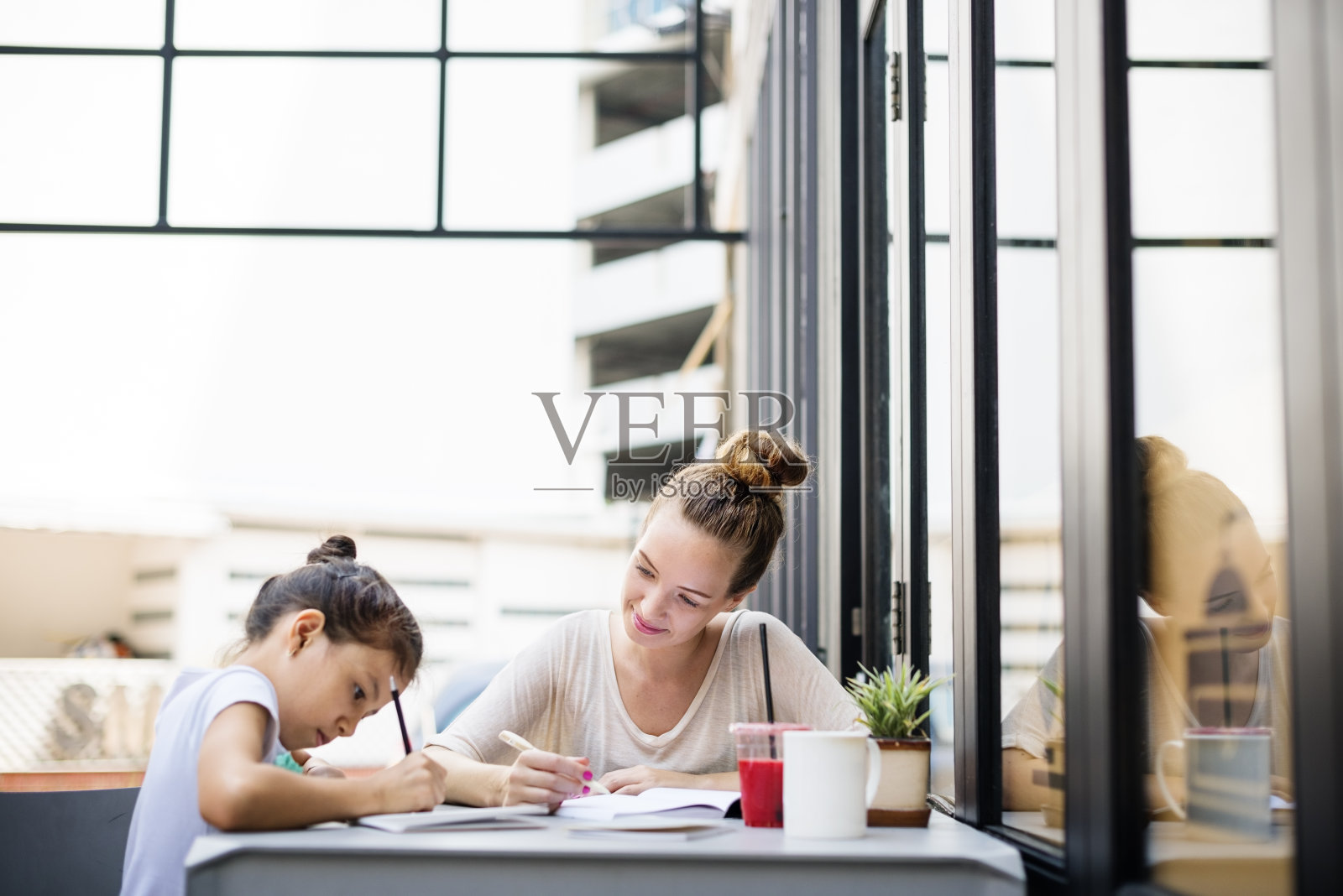教师学生辅导家庭作业课概念照片摄影图片