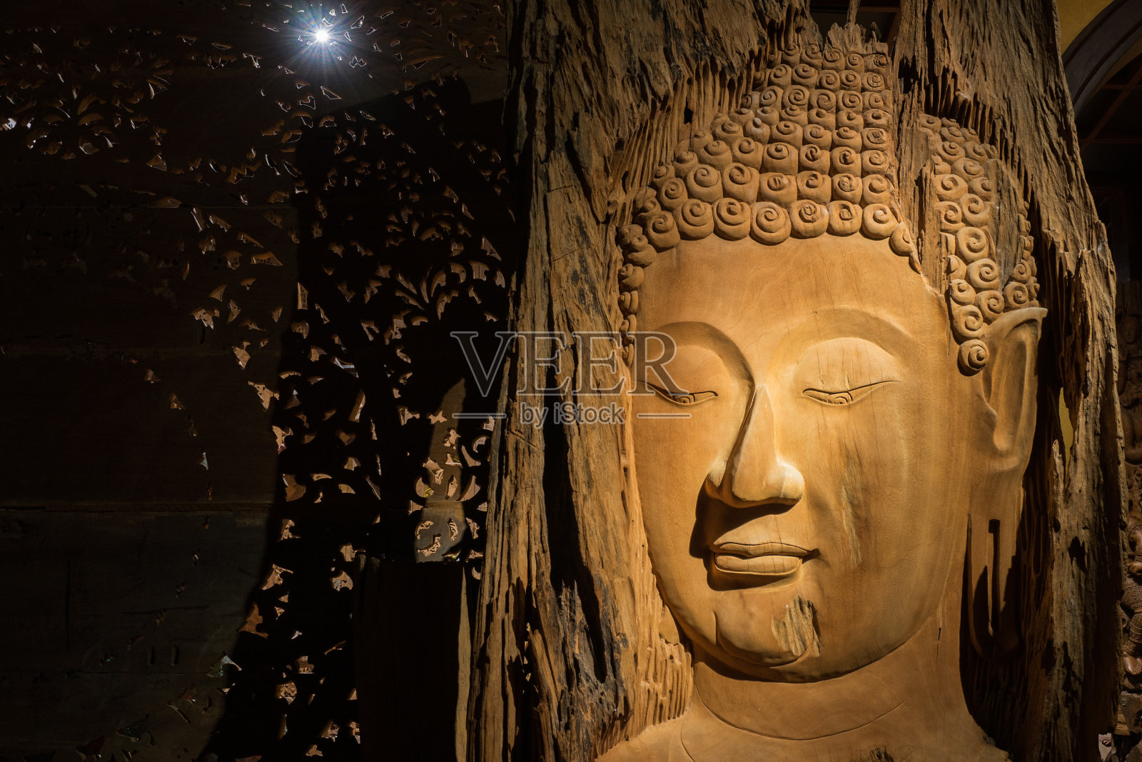 近佛像木雕照片摄影图片