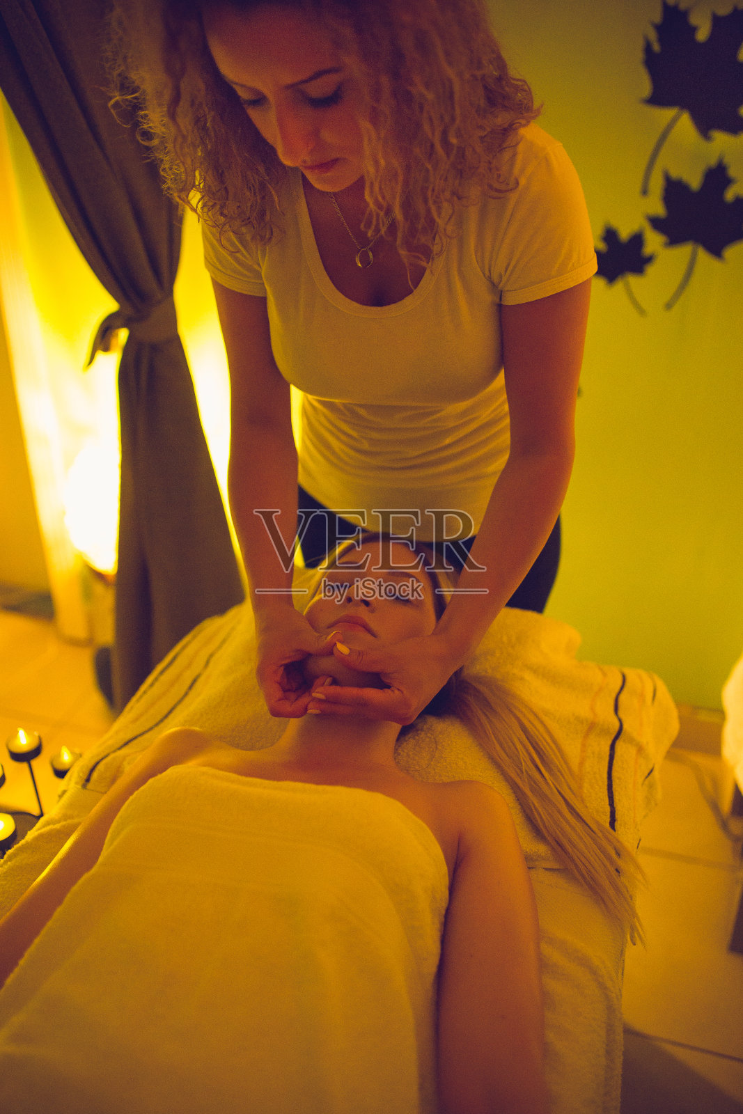 享受颈部按摩照片摄影图片