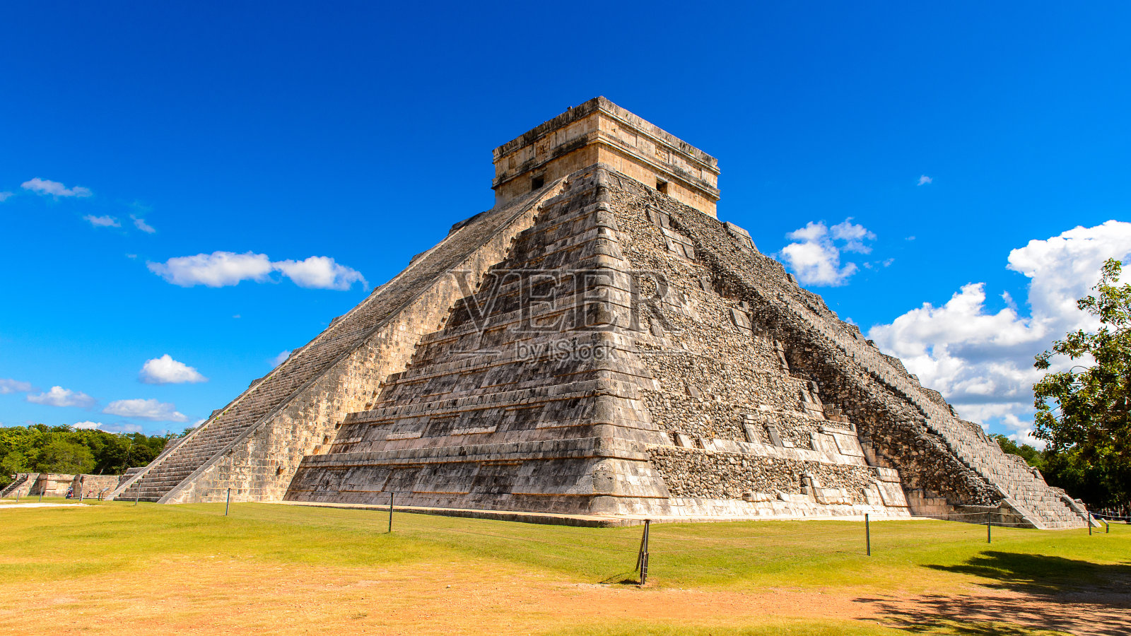 埃尔卡斯蒂略(库库尔坎神庙)，一个中美洲阶梯金字塔，奇琴伊察。它是哥伦布发现美洲大陆前的一座大型城市，由末世经典时期的玛雅人建造。联合国教科文组织世界遗产照片摄影图片