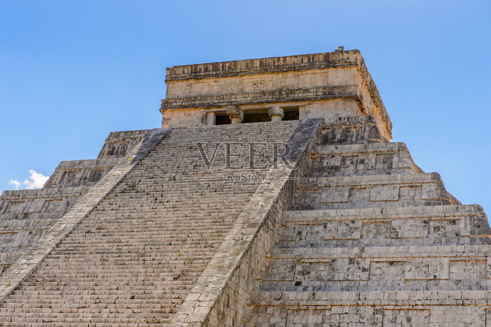 埃尔卡斯蒂略(库库尔坎神庙)，一个中美洲阶梯金字塔，奇琴伊察。它是哥伦布发现美洲大陆前的一座大型城市，由末世经典时期的玛雅人建造。联合国教科文组织世界遗产照片摄影图片