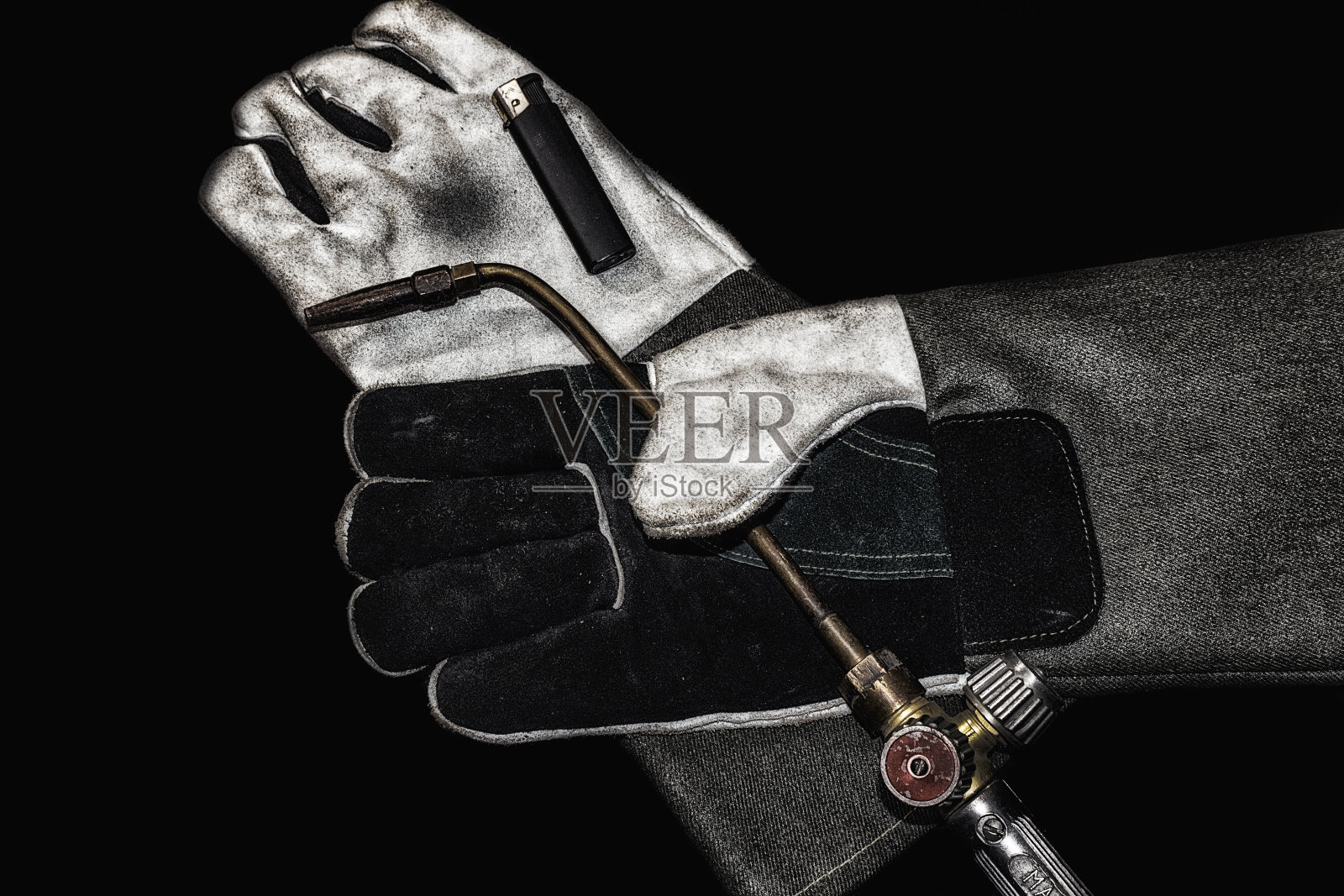 耐热手套焊接塑料管，隔离在白色背景。用于安装由聚丙烯制成的水管和暖气管照片摄影图片