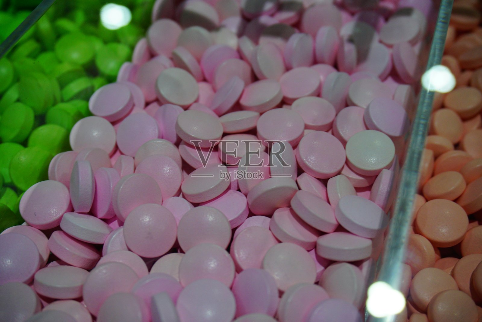 容器内的各种药片和胶囊照片摄影图片