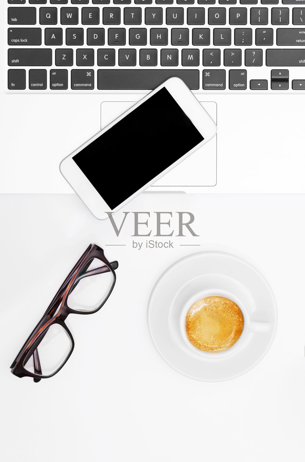 白色的办公室桌子，上面有很多东西。顶部视图与复制空间。照片摄影图片