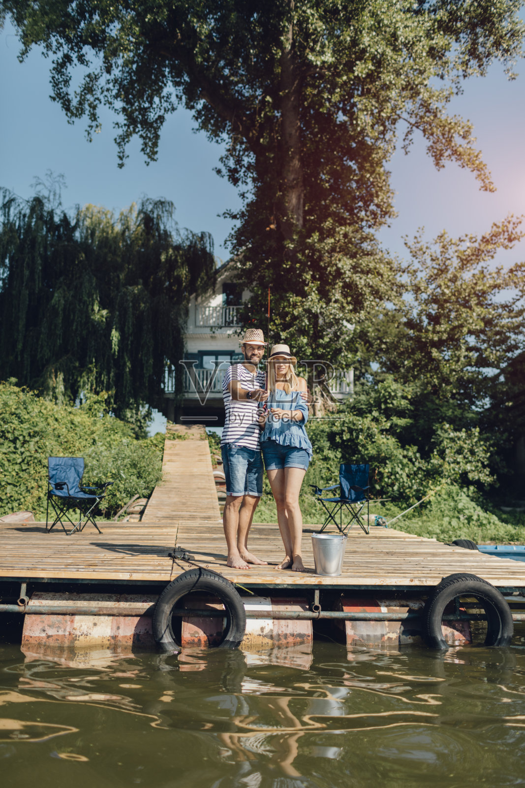 一对中年夫妇在湖边休息照片摄影图片