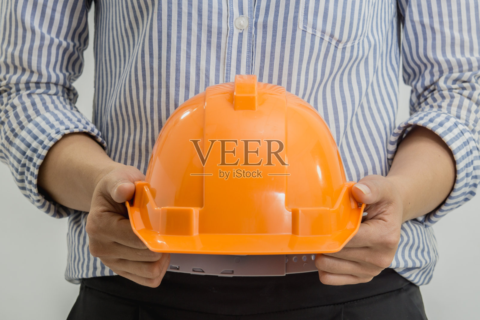 女工程师戴着橙色的安全帽照片摄影图片