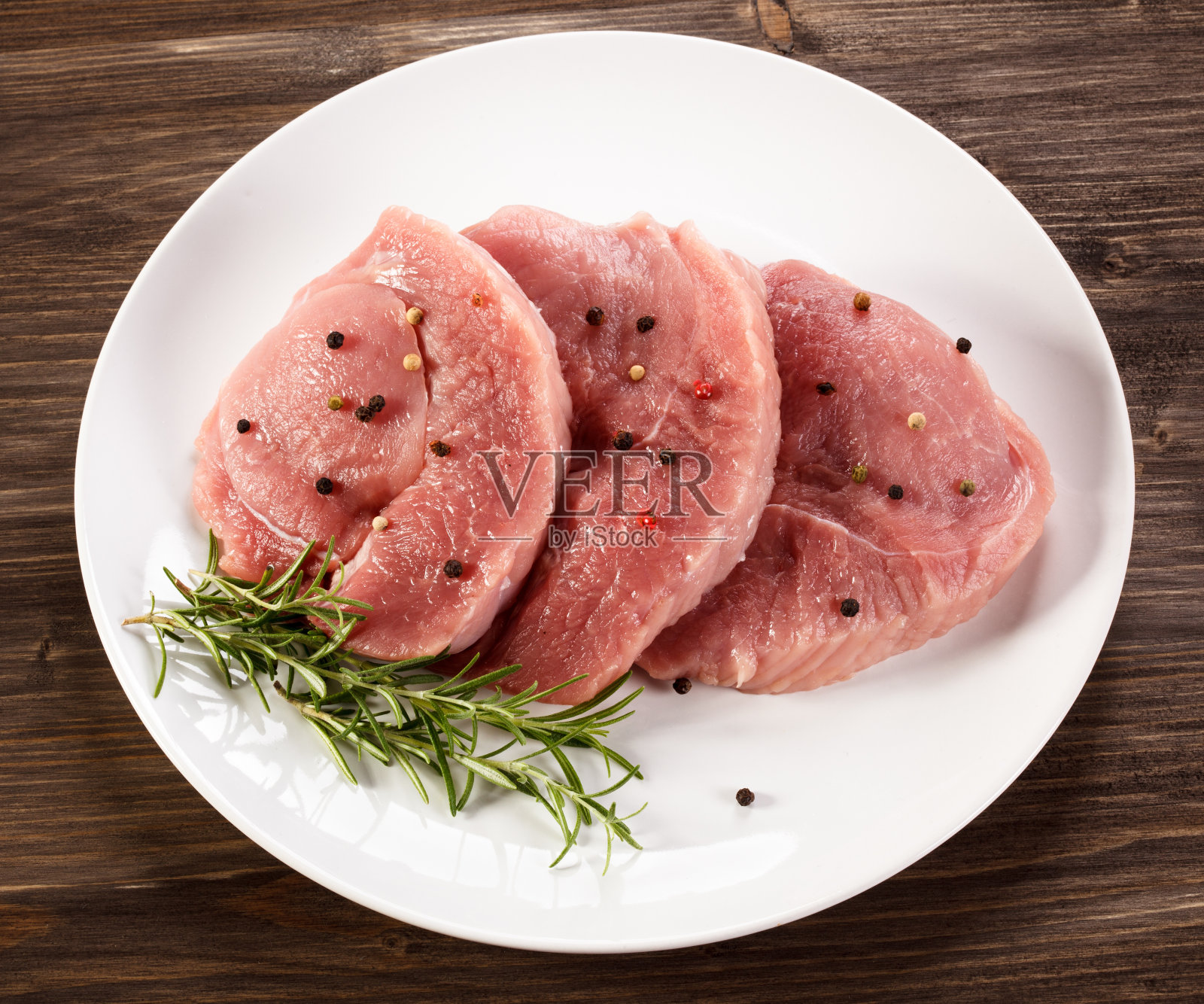 木背景上的生猪排照片摄影图片