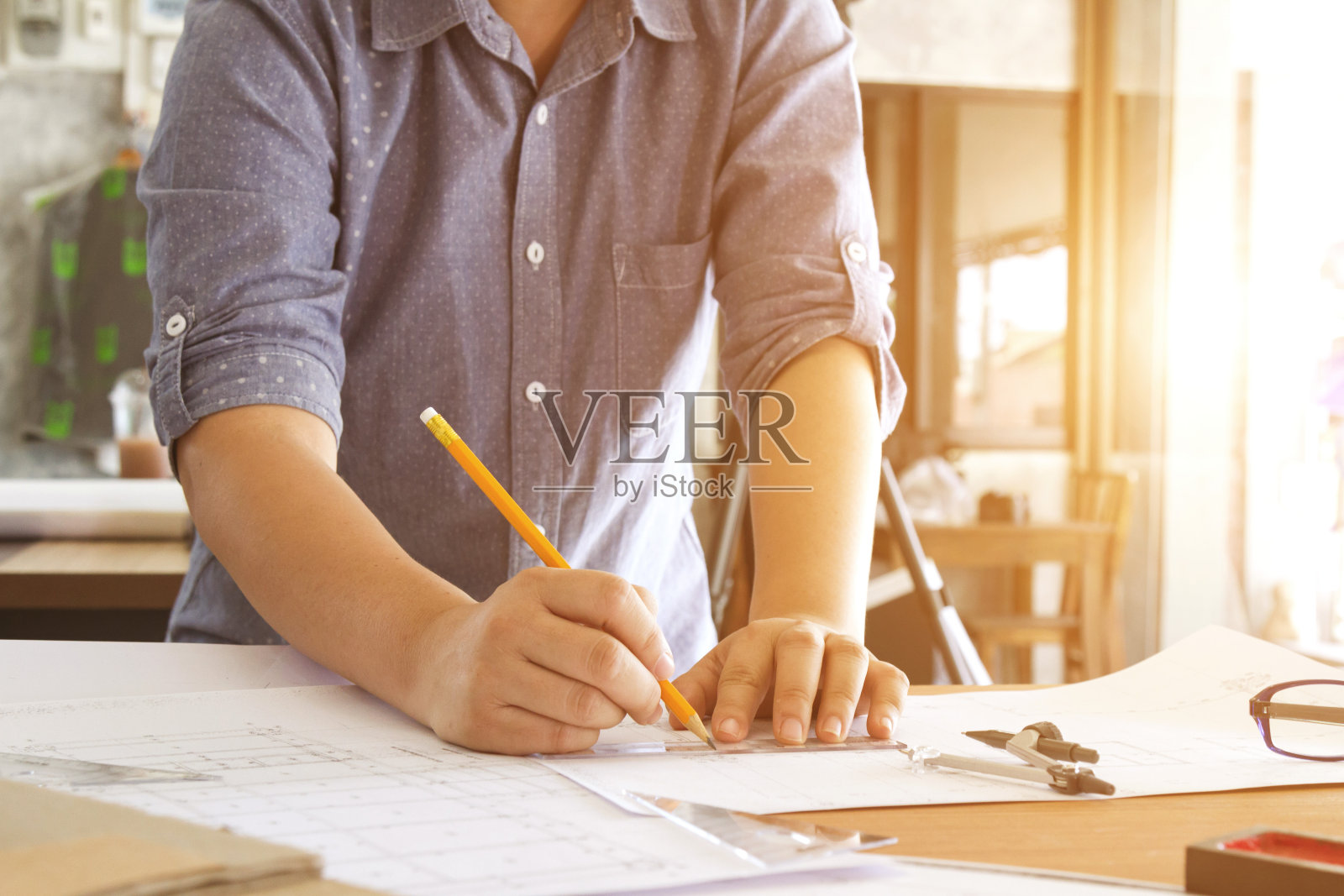 建筑师工作和素描建筑图纸计划在桌子上照片摄影图片