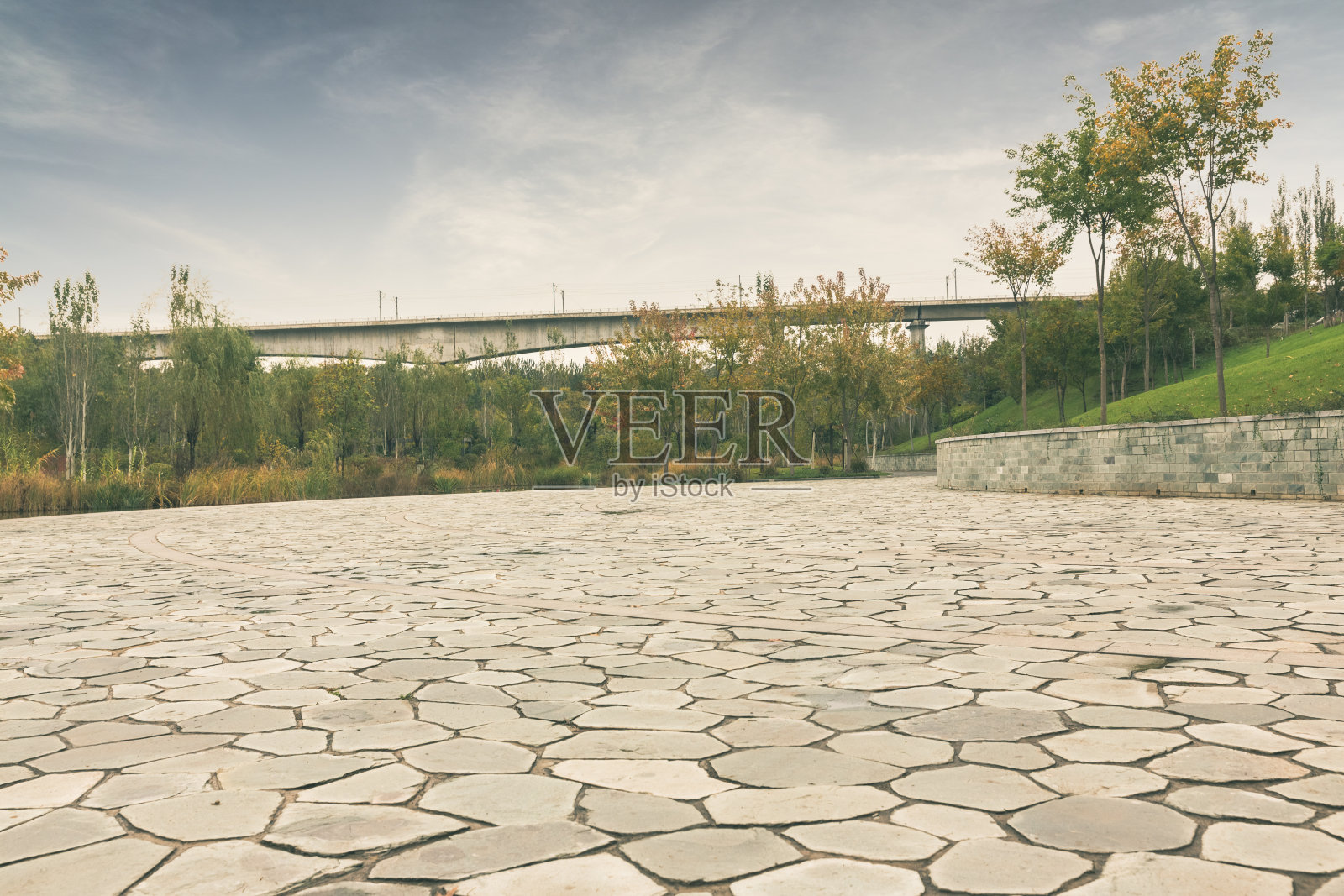 砖石铺装在一个绿色的自然公园里，映衬着天空照片摄影图片