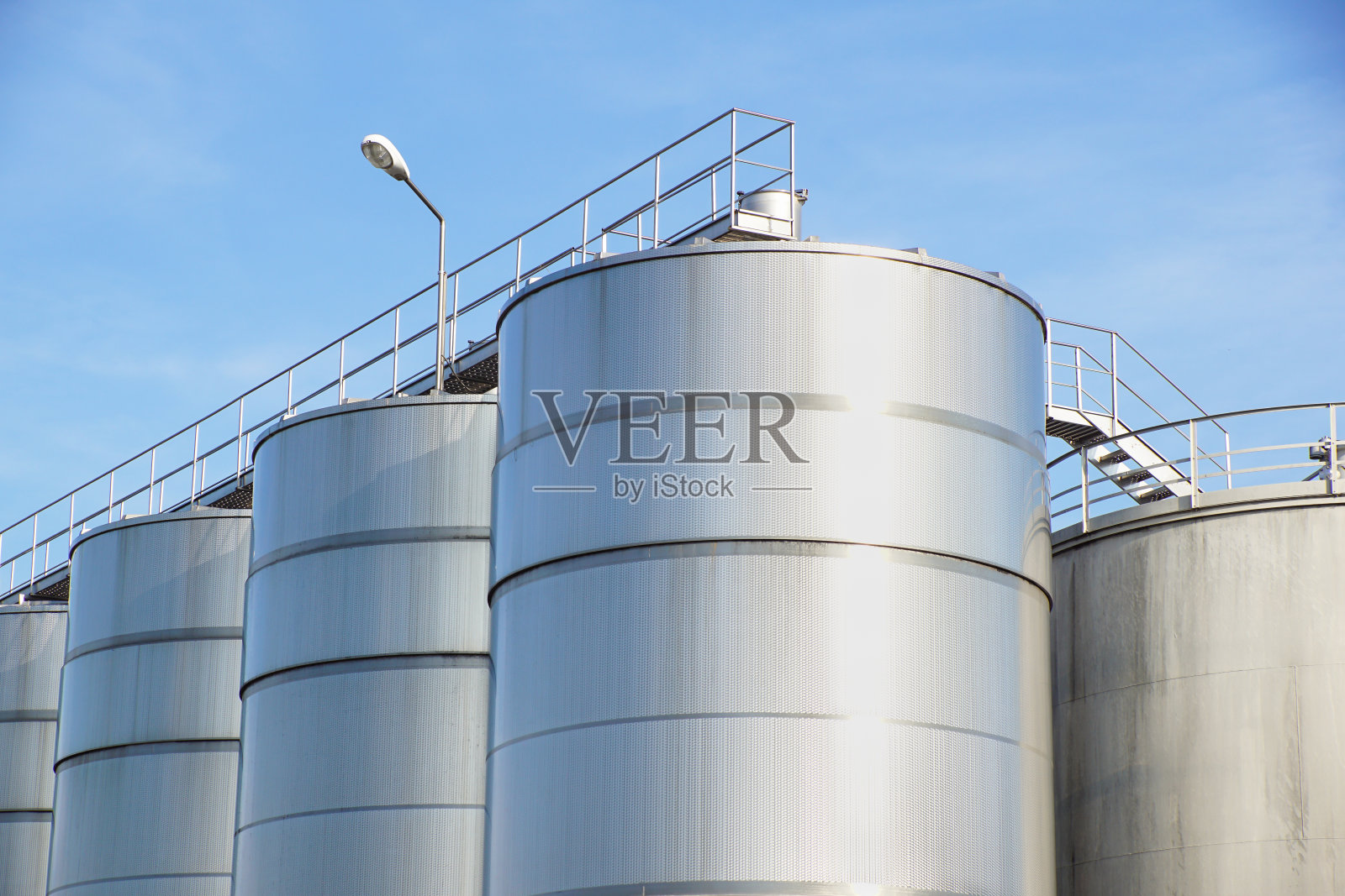 用于化工生产的工业筒仓，由不锈钢制成照片摄影图片