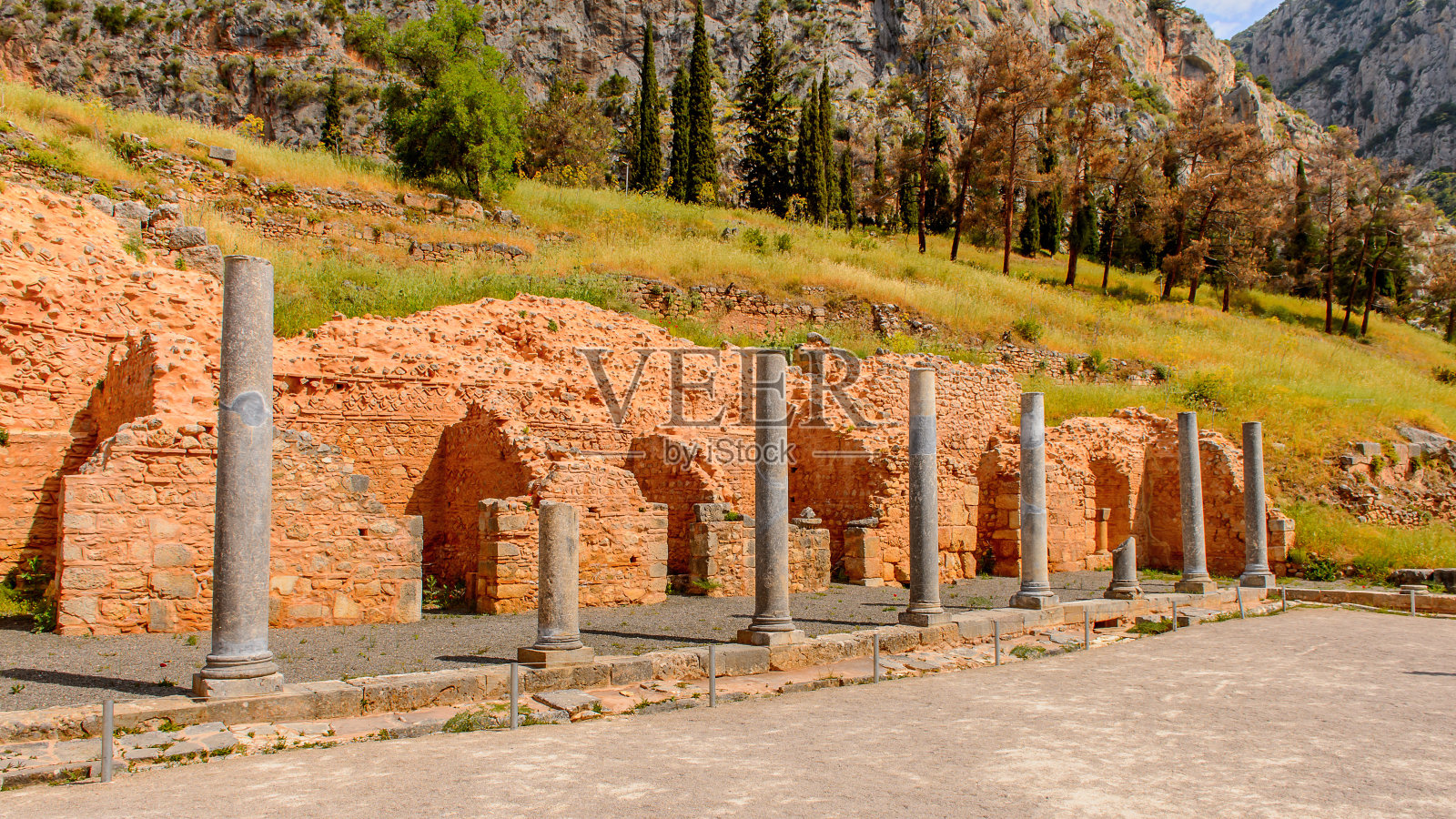 希腊帕那萨斯山考古遗址特尔斐的圆柱。德尔斐以供奉阿波罗的神殿中的神谕而闻名。联合国教科文组织世界遗产照片摄影图片