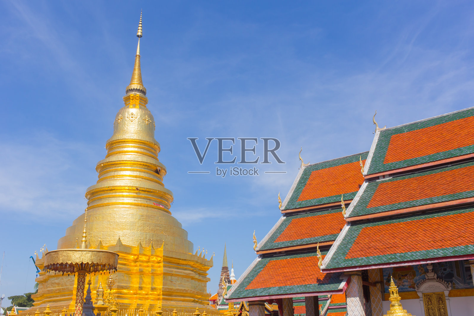 泰国金塔和教堂屋顶Wat rathat Hariphunchai Woramaha vihan，兰邦，泰国。照片摄影图片