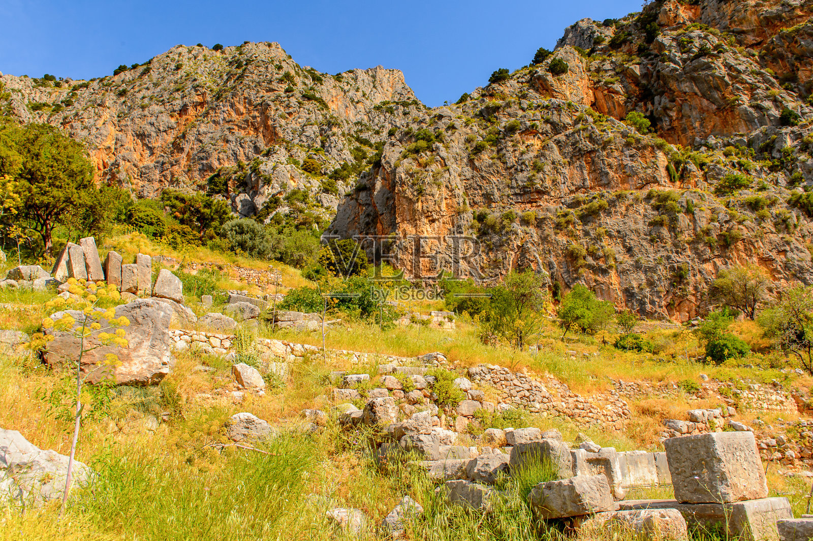 德尔福，希腊帕那萨斯山的一处考古遗址。德尔斐以供奉阿波罗的神殿中的神谕而闻名。联合国教科文组织世界遗产照片摄影图片