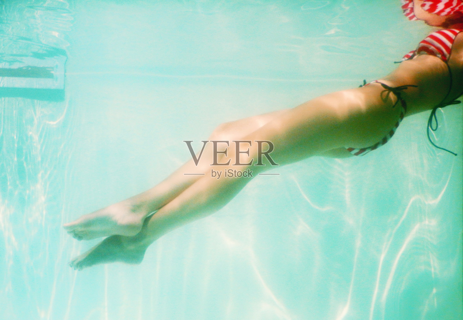 女人美丽的身体在水下游泳照片摄影图片