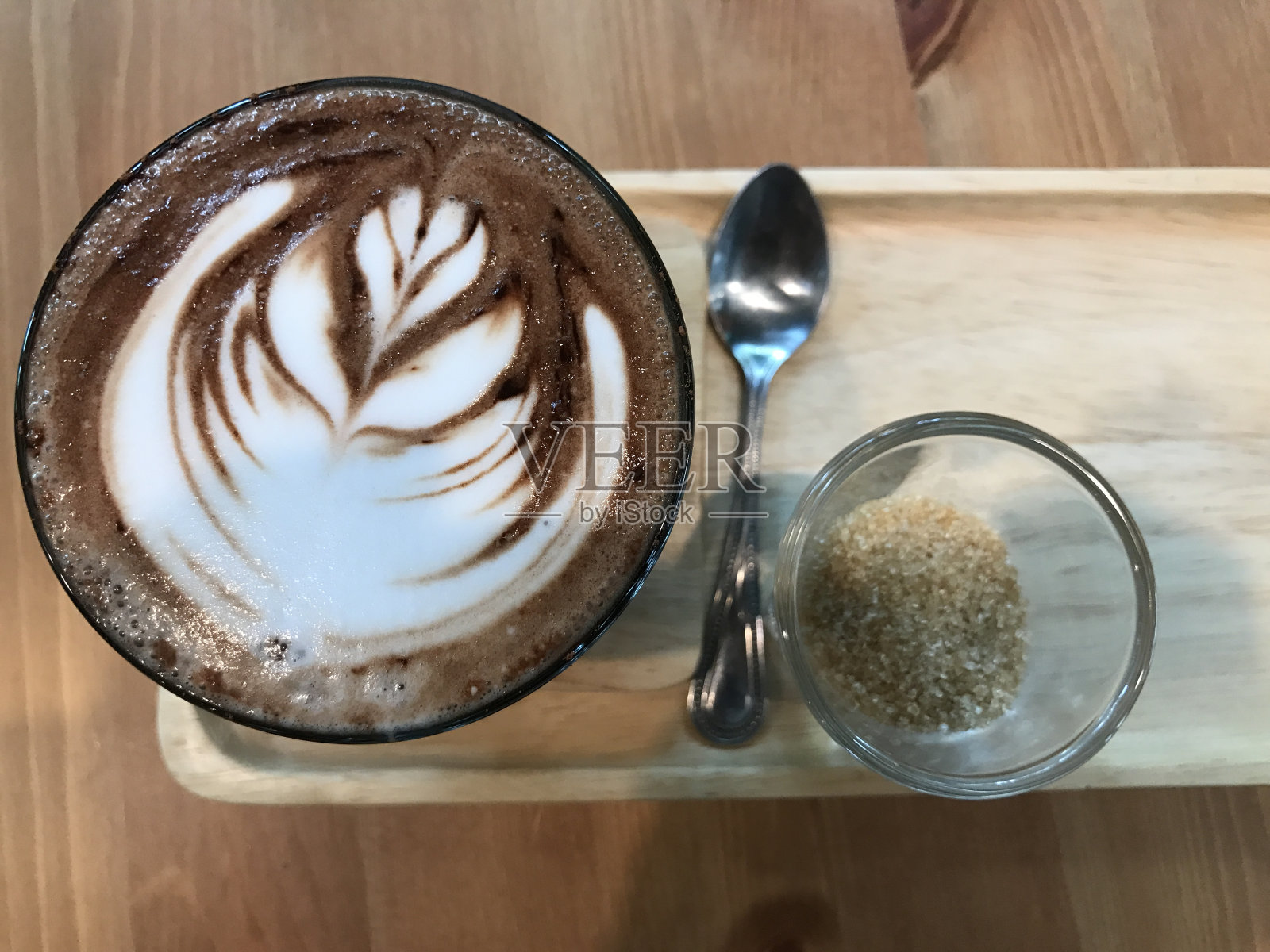 摩卡咖啡中的拿铁艺术。照片摄影图片