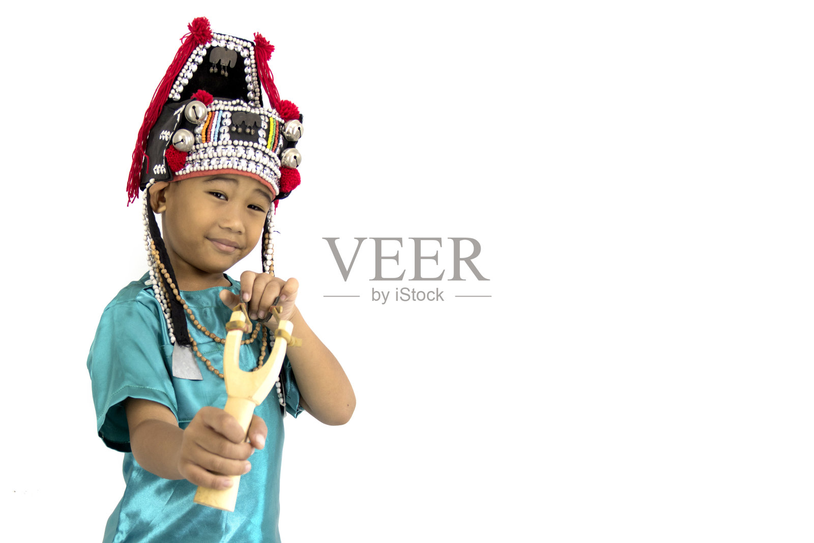 孩子教育问题。手里拿着弹弓的孩子。坏淘气的男孩在孤立的白色背景上用木吊索射击照片摄影图片