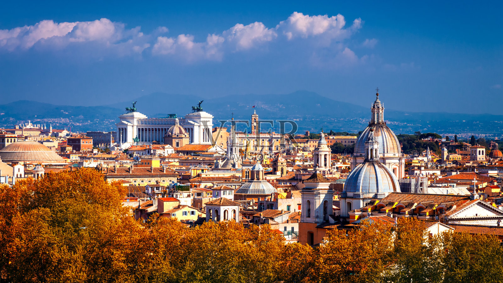 意大利罗马的天际线。罗马建筑和地标的全景，罗马城市景观。罗马的明信片。秋天的天际线与红色的树叶。照片摄影图片