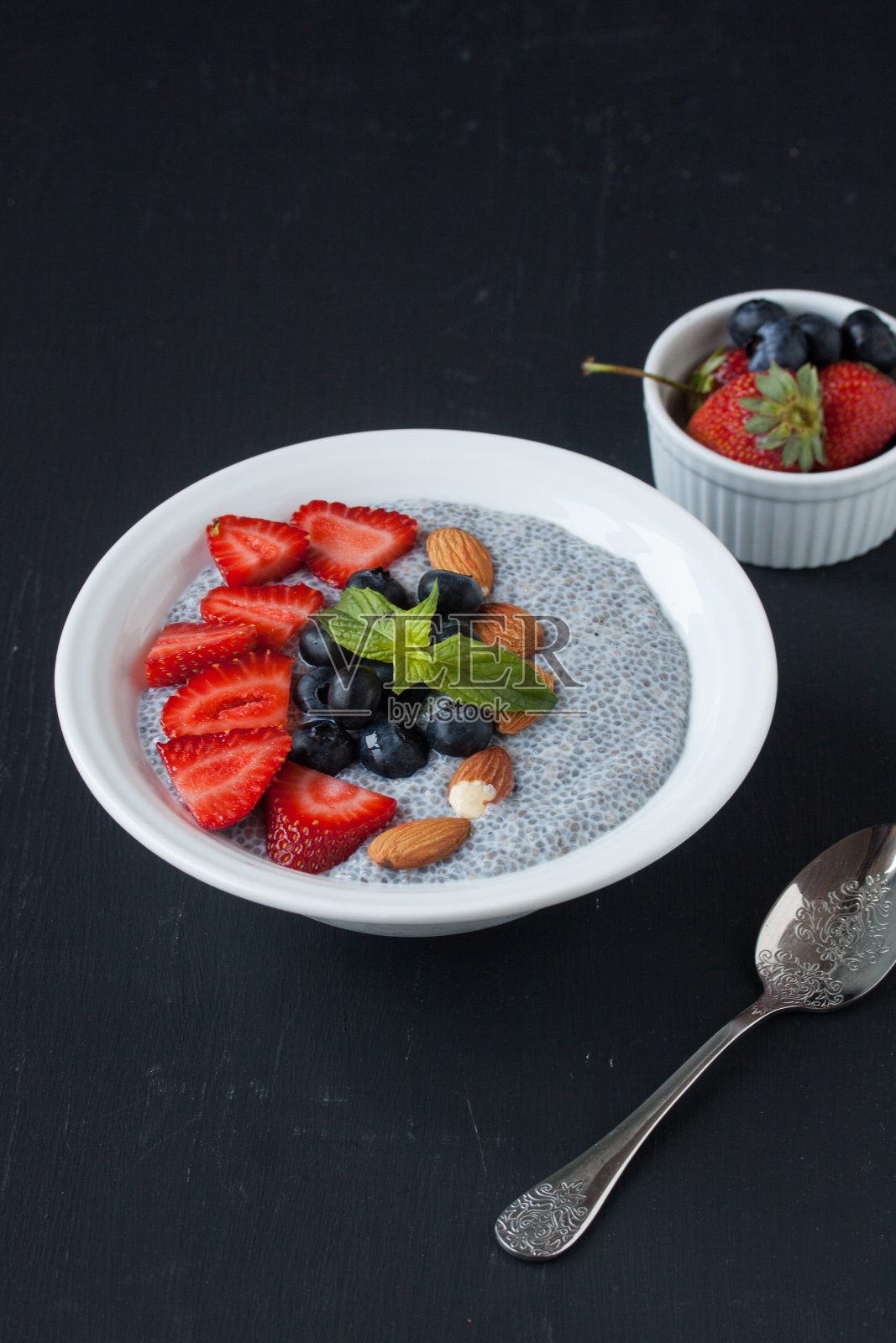 奇亚籽布丁，新鲜水果和杏仁照片摄影图片