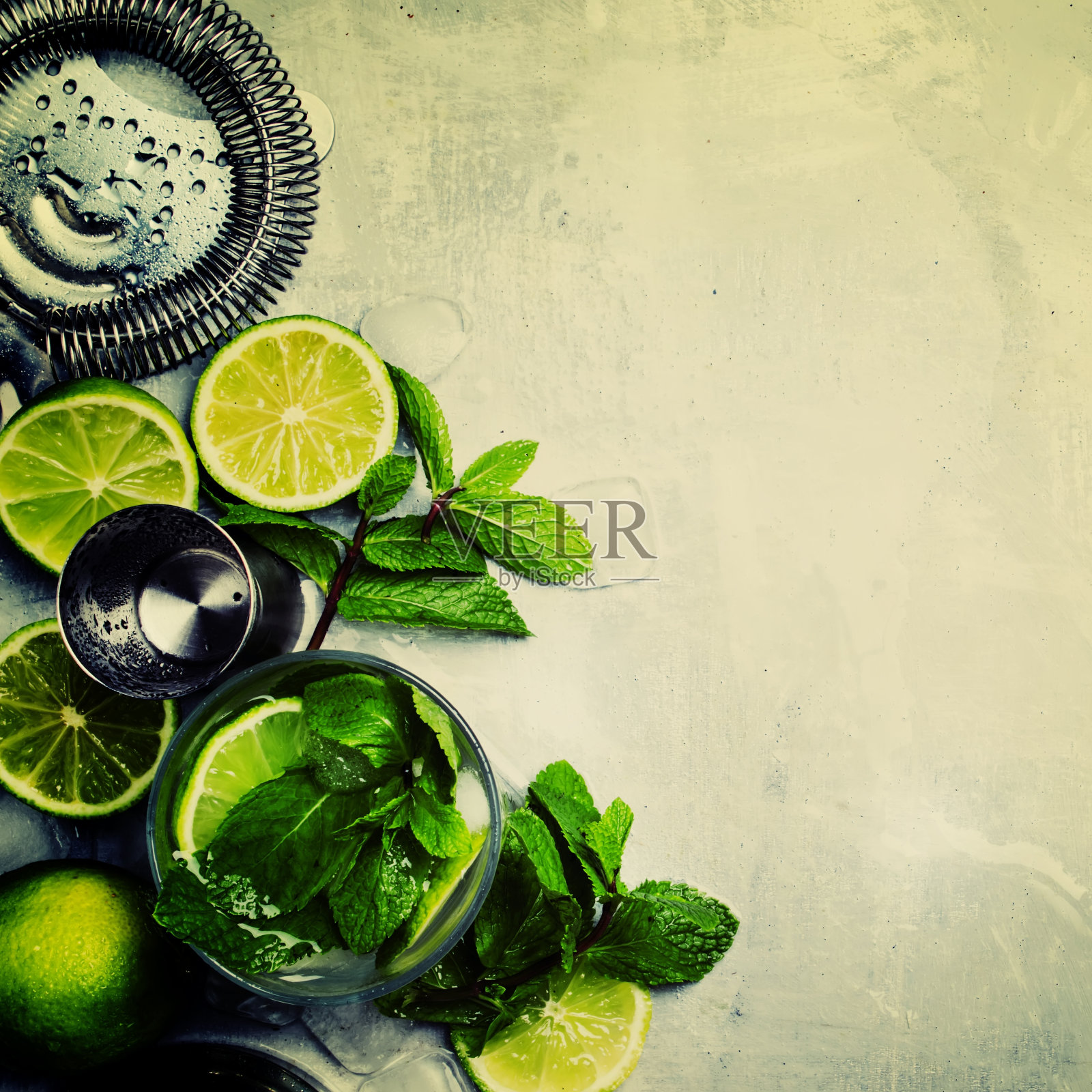 制作酒精鸡尾酒和酒吧工具的配料，饮料背景，复古色调的图像，俯视图照片摄影图片