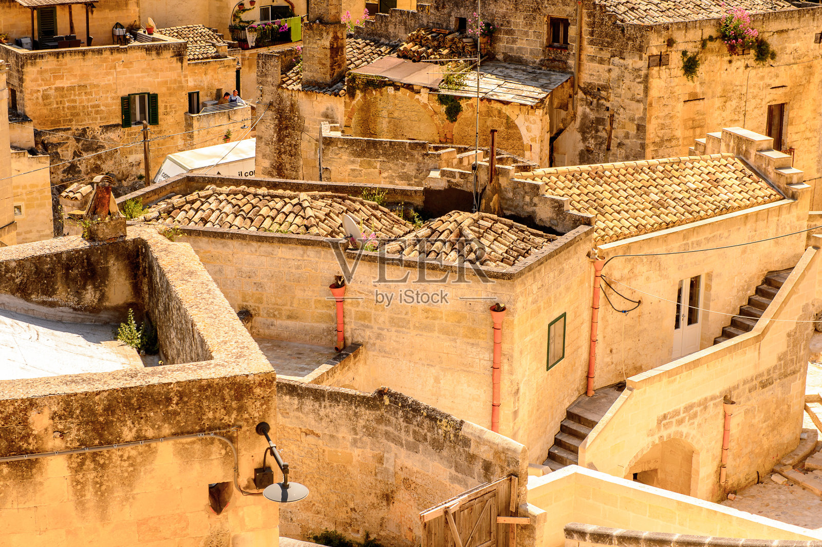 意大利普利亚马泰拉的房屋。萨西和马泰拉鲁佩斯特教堂公园。联合国教科文组织世界遗产照片摄影图片