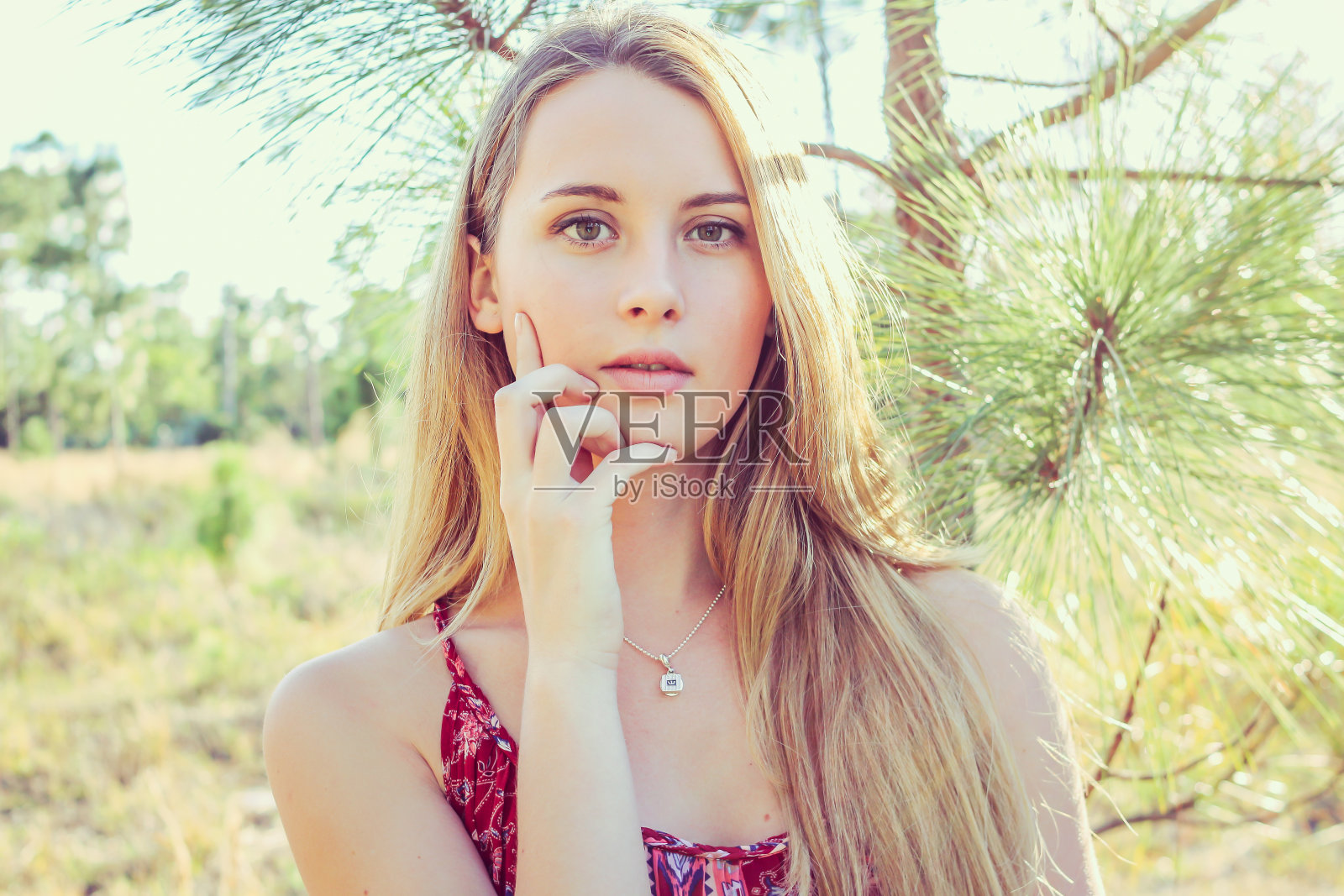 隔壁的她照片摄影图片