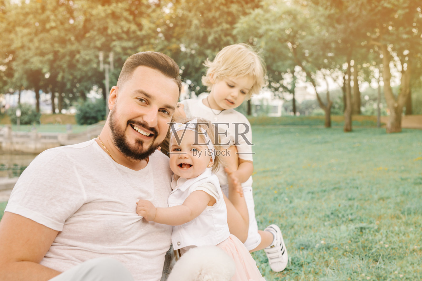 快乐的家庭户外在大自然中欢笑照片摄影图片