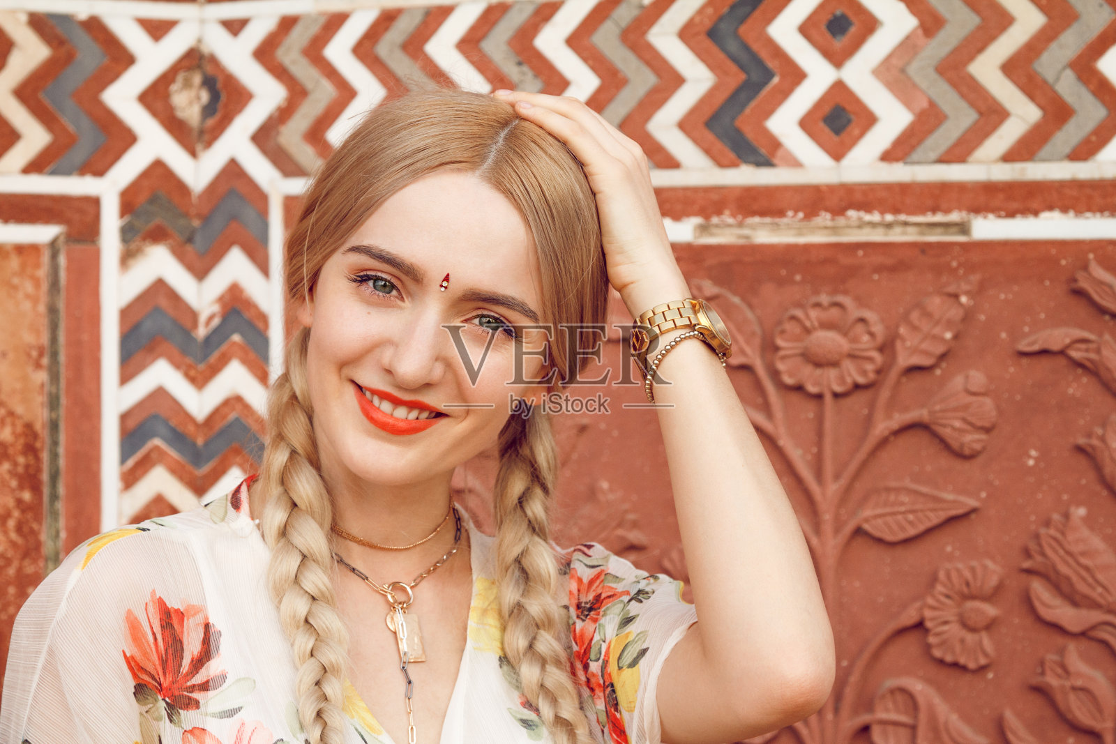 漂亮的女人和宾蒂照片摄影图片