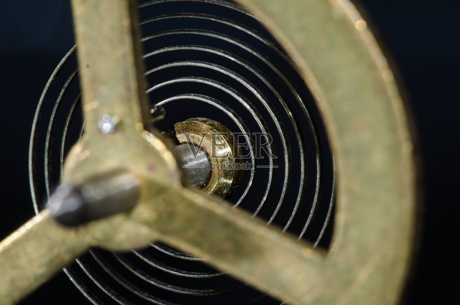 摘要:从复古金属摆轮看游丝照片摄影图片