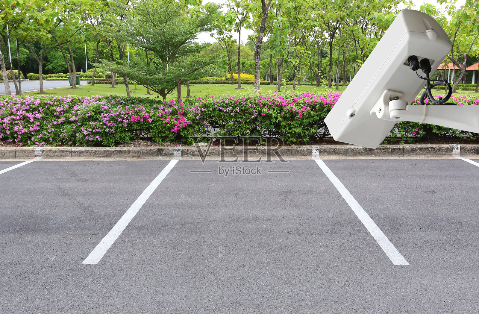 公园停车场的闭路电视监控摄像头。照片摄影图片