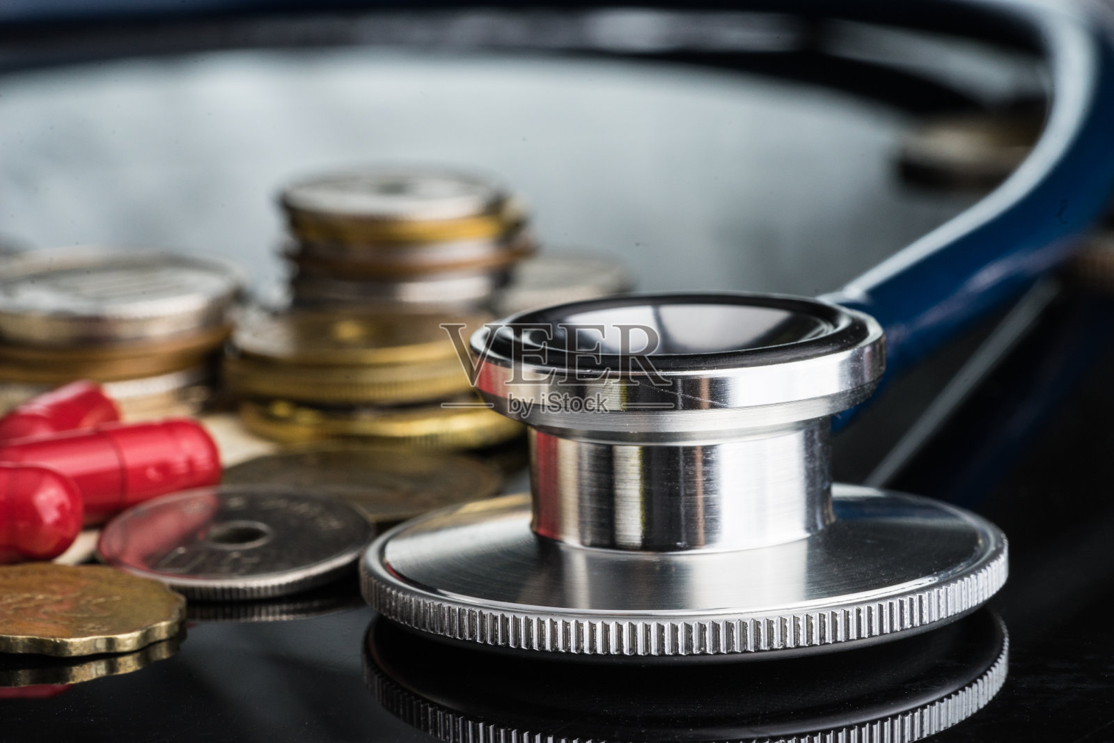 听诊器的钱和药丸。医疗费用概念照片摄影图片