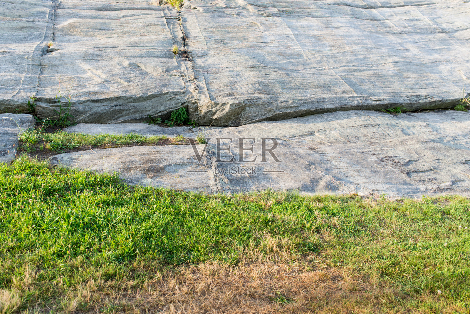 一块大石头和草地照片摄影图片