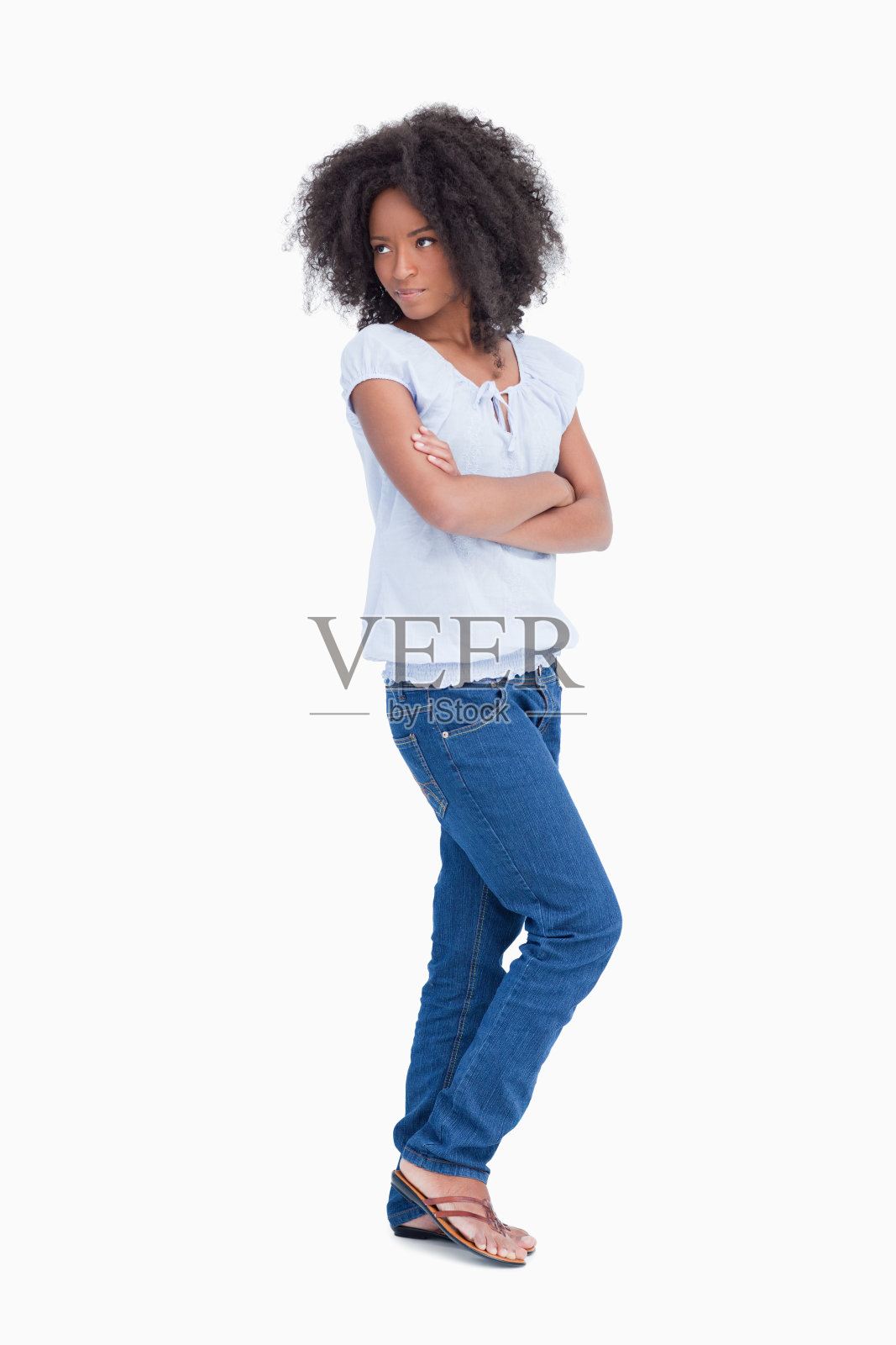 一个严肃的年轻女子回头看的侧面照片摄影图片