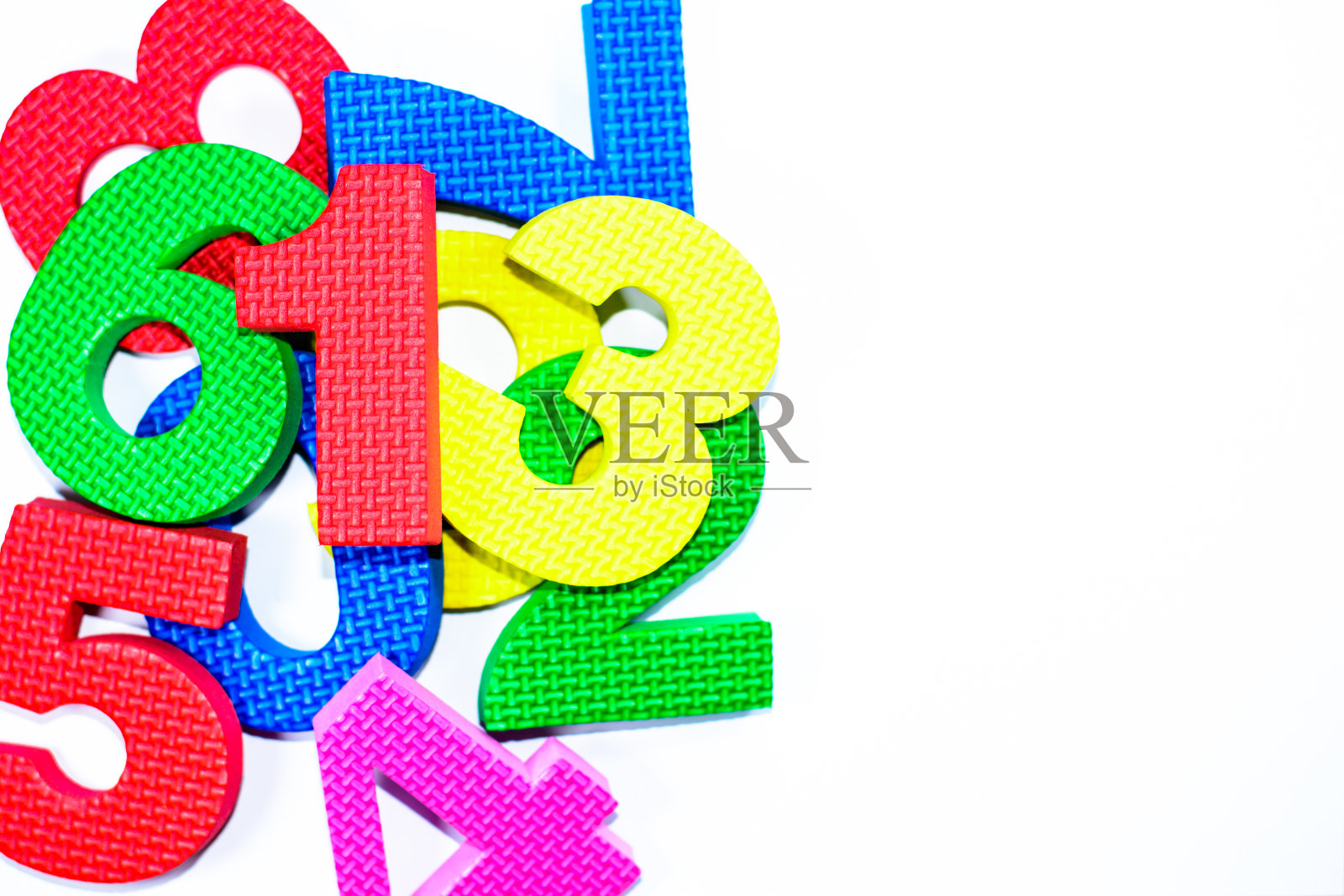 最美丽的彩色数字学习集的孩子在概念回到学校孤立的白色背景，重点1与复制空间照片摄影图片