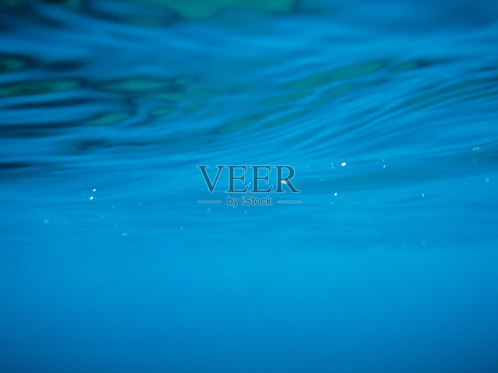 海浪在海里。水下的蓝色海洋照片摄影图片