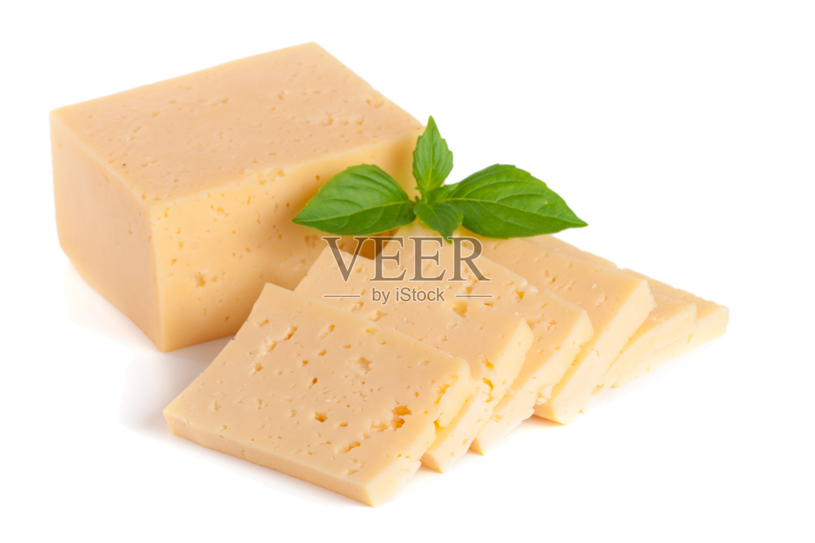 奶酪和罗勒叶孤立在白色的背景照片摄影图片