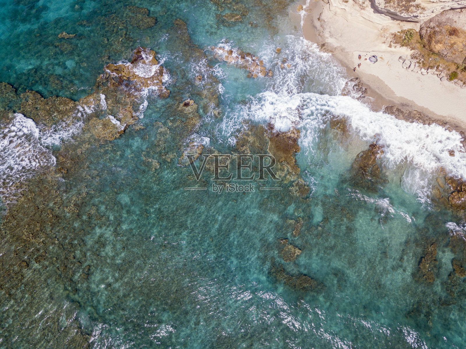 海上岩石的鸟瞰图。从上面俯瞰海床，透明的海水照片摄影图片