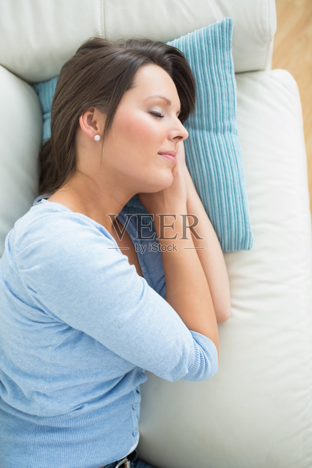 躺在沙发上睡觉的女人照片摄影图片