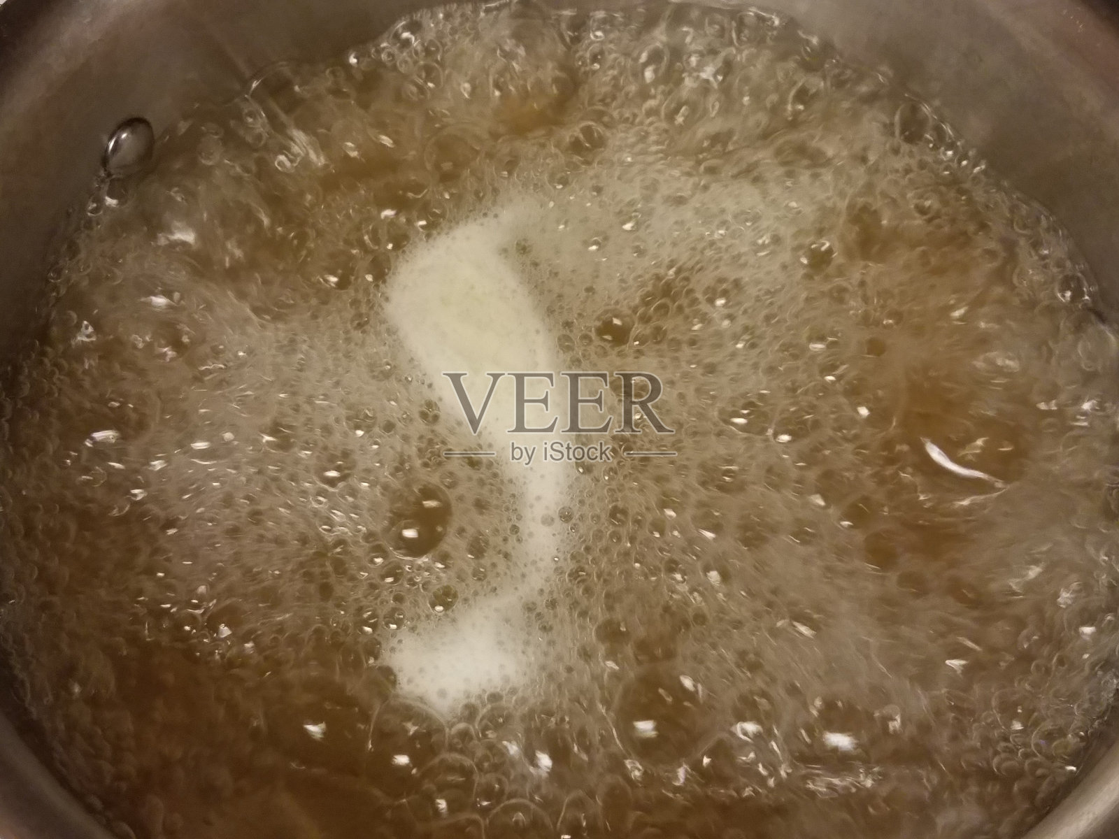 在锅里烧开水照片摄影图片