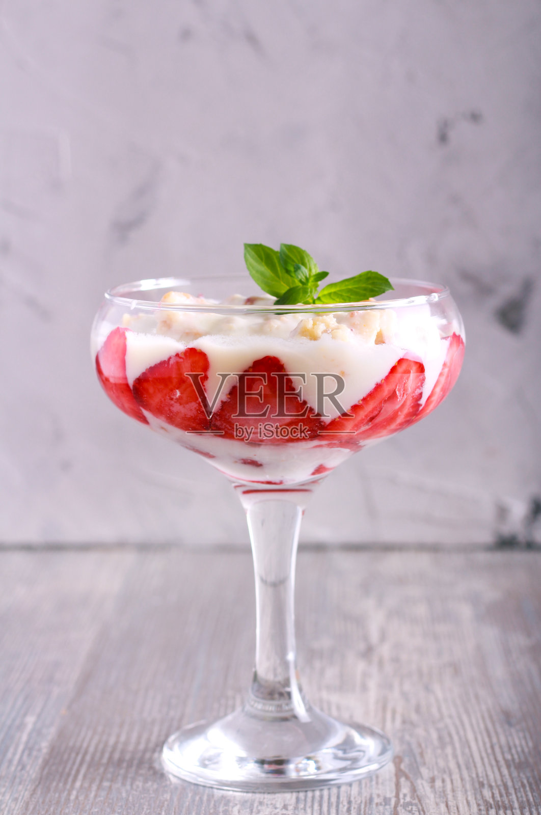 玻璃杯里的草莓松糕照片摄影图片