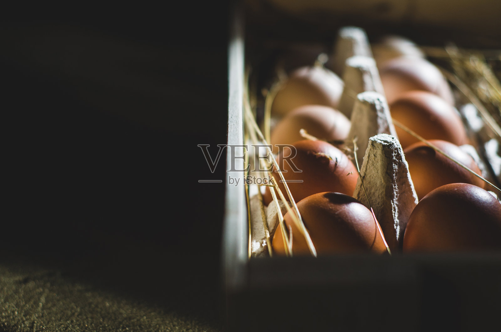 鸡蛋放在一个木盒子里。黑暗风格拍摄照片摄影图片