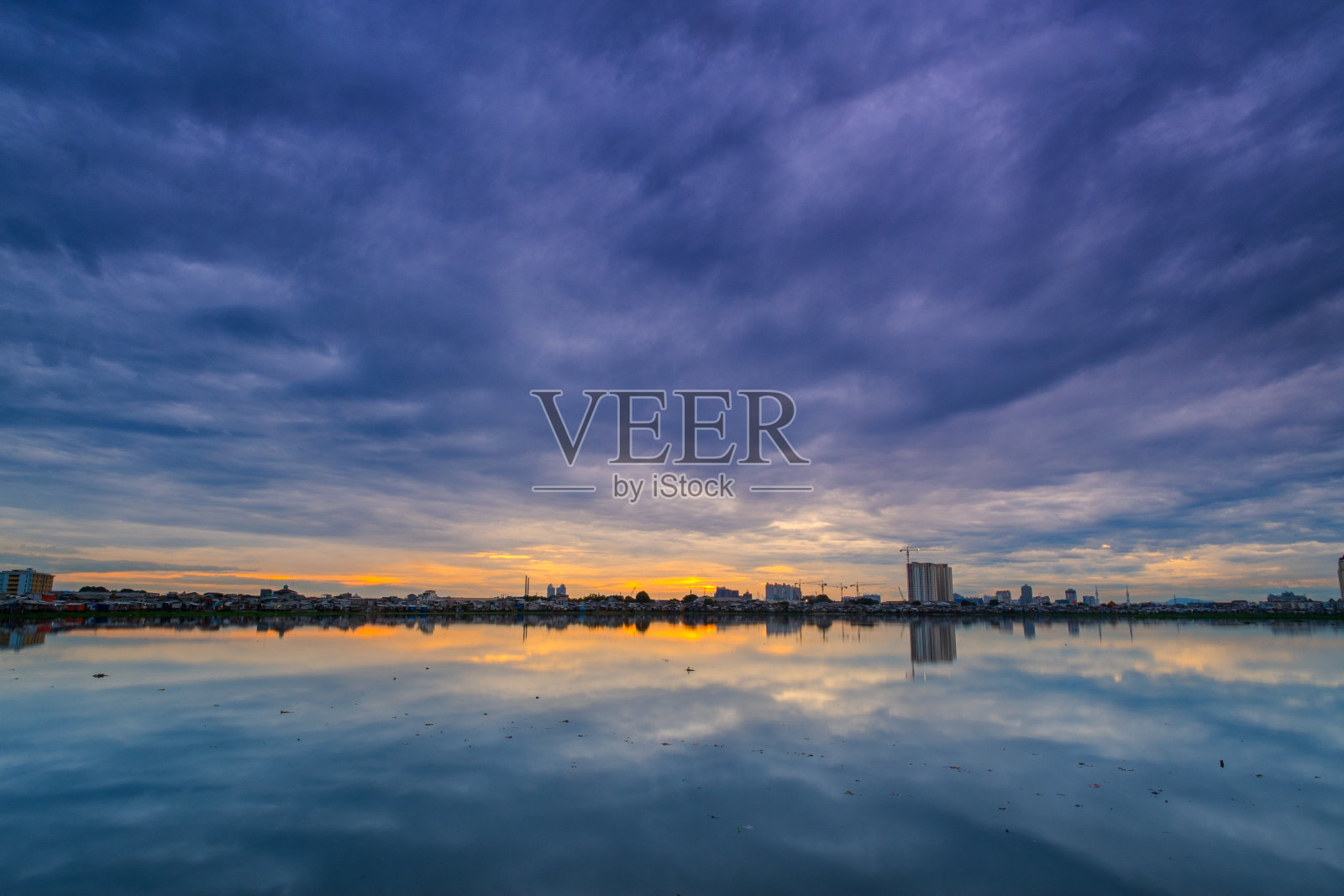 反映了城市照片摄影图片